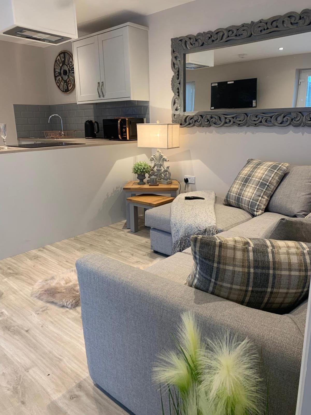 Luxury Five Star Cottage One Tantobie Room photo