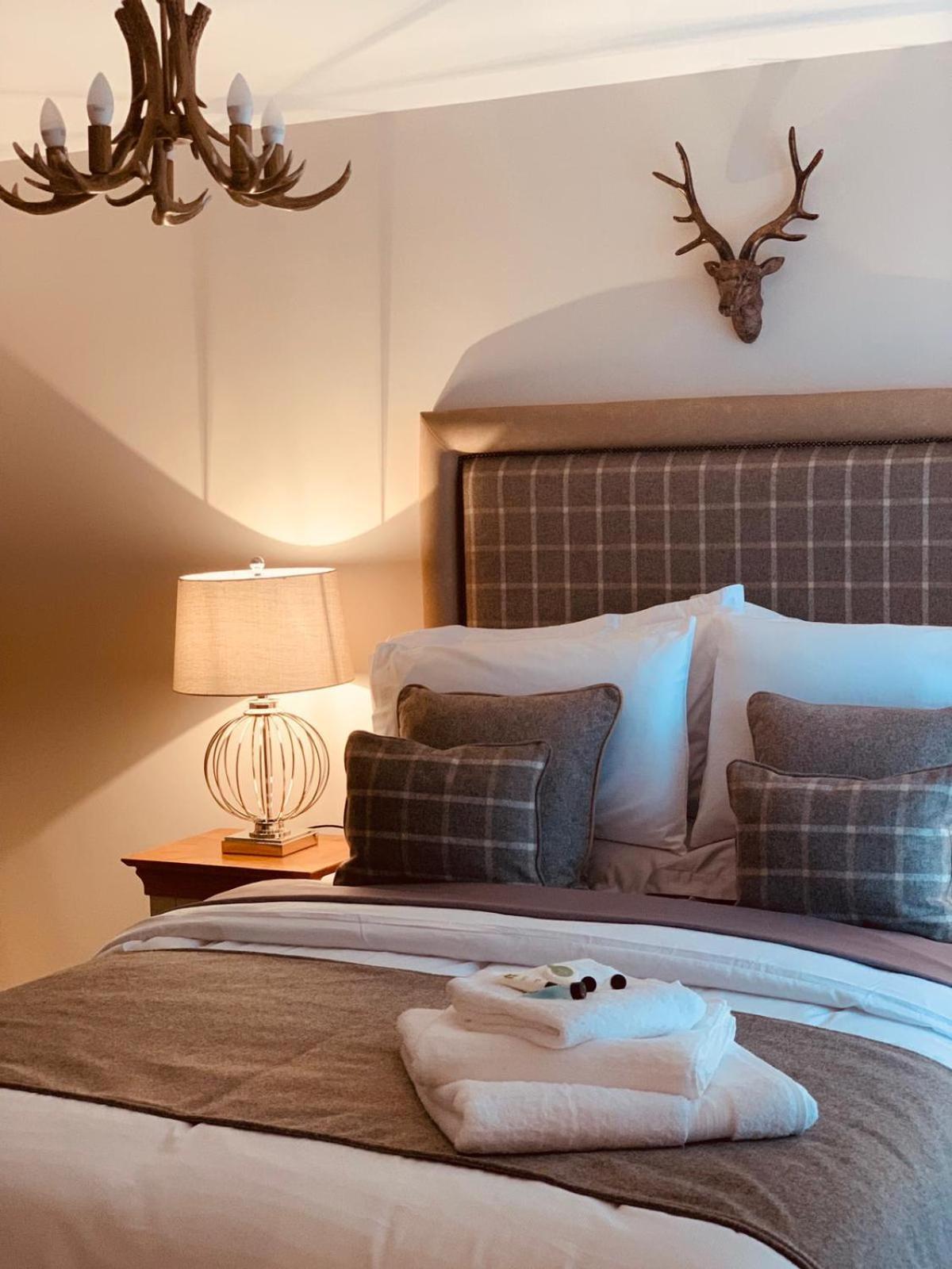 Luxury Five Star Cottage One Tantobie Room photo